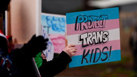 Una protesta contra la suspensión de servicios a menores transgénero en Seattle, tras la orden de Trump.