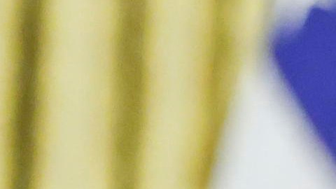 El combo de fotos muestra al presidente Trump y la última portada impresa de la revista Time con Elon Musk detrás del Resolute Desk en la Oficina Oval.