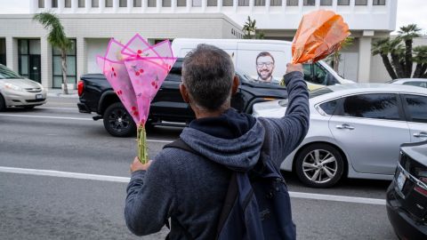 Raúl Rivera trata de vender sus flores a los conductores de Santa Ana en el sur de California.