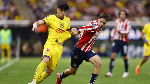 AME7072. GUADALAJARA (MÉXICO), 05/03/2025.- Mateo Chávez (d) de Guadalajara disputa el balón con Kevin Álvarez (i) de América este miércoles, en el partido de ida de los octavos de final de la Copa de Campeones Concacaf entre Guadalajara y América en el Estadio Akron en Guadalajara (México). EFE/ Francisco Guasco