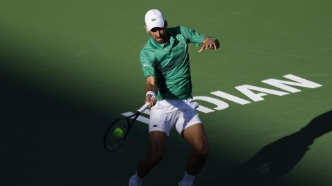 INDIAN WELLS (United States), 09/03/2025.- Novak Djokovic of Serbia in action against Botic Van de Zandschulp of the Netherlands during their men's second round match at the BNP Paribas Open tennis tournament in Indian Wells, California, USA, 08 March 2025. (Tenis, Países Bajos; Holanda) EFE/EPA/JOHN G. MABANGLO