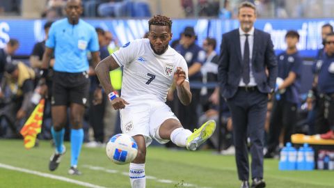 AME1073. INGLEWOOD (ESTADOS UNIDOS), 20/03/2025.- José Luis Rodríguez de Panamá patea un balón este jueves, en un partido de semifinal de la Copa de la Liga de Naciones CONCACAF entre las selecciones de los Estados Unidos y Panamá en el estadio SoFi en Inglewood, California (EE.UU.). EFE/ Javier Rojas