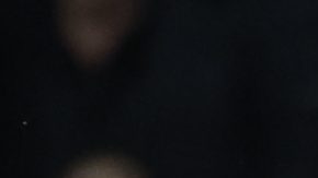 MADRID, 12703/2025.- El delantero argentino del Atlético de Madrid, Julián Álvarez (d), intenta llevarse el balón ante los jugadores del Real Madrid, el uruguayo Federico Valverde (i) y el francés Eduardo Camavinga, durante el partido de vuelta de los octavos de final de la Liga de Campeones que Atlético de Madrid y Real Madrid disputan este miércoles en el estadio Metropolitano. EFE/Juanjo Martín