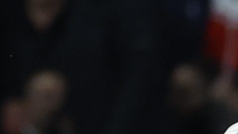 MADRID, 12703/2025.- El delantero argentino del Atlético de Madrid, Julián Álvarez (d), intenta llevarse el balón ante los jugadores del Real Madrid, el uruguayo Federico Valverde (i) y el francés Eduardo Camavinga, durante el partido de vuelta de los octavos de final de la Liga de Campeones que Atlético de Madrid y Real Madrid disputan este miércoles en el estadio Metropolitano. EFE/Juanjo Martín