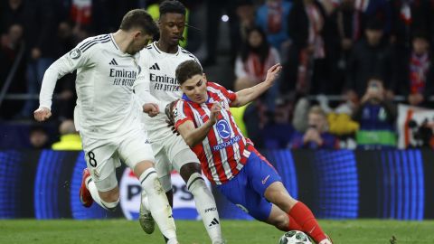MADRID, 12703/2025.- El delantero argentino del Atlético de Madrid, Julián Álvarez (d), intenta llevarse el balón ante los jugadores del Real Madrid, el uruguayo Federico Valverde (i) y el francés Eduardo Camavinga, durante el partido de vuelta de los octavos de final de la Liga de Campeones que Atlético de Madrid y Real Madrid disputan este miércoles en el estadio Metropolitano. EFE/Juanjo Martín
