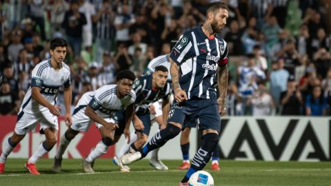 AME8918. TORREON (MÉXICO), 12/03/2025.- Sergio Ramos de Monterrey cobra un penalti este miércoles, en un partido de vuelta de los octavos de final de la CONCACAF Champions Cup 2025 entre Monterrey y Vancouver Whitecaps, en el estadio Corona de Torreon (México). EFE/ Miguel Sierra