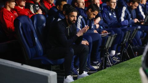 SAN SEBASTIÁN (PAÍS VASCO), 06/03/2025.- El entrenador portugués del Manchester United, Rúben Amorim, este jueves, durante el primer partido de octavos de final de la Liga Europa, que enfrenta a la Real Sociedad y al Manchester United, en el Real Arena de San Sebastián. EFE/ Javier Etxezarreta