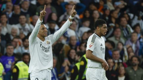 MADRID, 29/03/2025.- El delantero del Real Madrid Kylian Mbappé (i) celebra su segundo gol durante el partido de la jornada 29 de LaLiga que Real Madrid y CD Leganés disputan este sábado en el estadio Santiago Bernabéu. EFE/Mariscal