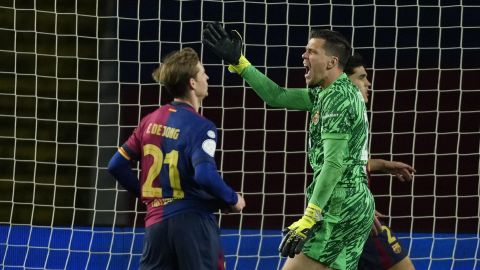 BARCELONA, 25/02/2025.- El guardameta del FC Barcelona Wojciech Szczesny (d) tras el cuarto gol del Atlético de Madrid, durante el partido de ida de las semifinales de la Copa del Rey que FC Barcelona y Atlético de Madrid disputan este martes en el estadio Olímpico Lluis Companys. EFE/Alejandro García