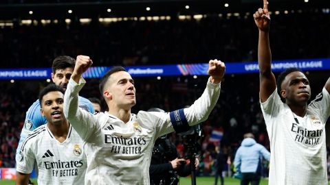 MADRID, 12703/2025.- Los jugadores del Real Madrid celebran su pase a cuartos tras derrotar en la tanda de penaltis al Atlético de Madrid en el encuentro de vuelta de los octavos de final de la Liga de Campeones que han disptuado este miércoles en el estadio Metropolitano. EFE/Juanjo Martín