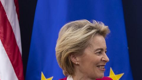La presidenta de la Comisión Europea, Ursula von der Leyen, y el presidente estadounidense Donald Trump conversan en el Foro Económico Mundial, en Davos.