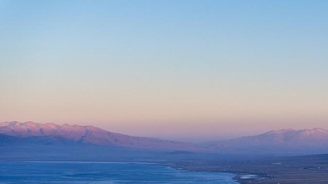 El equipo científico chino realizó las pruebas de su revolucionario sistema lidar en el lago Qinghai (foto), bajo condiciones atmosféricas ideales que permitieron alcanzar la precisión milimétrica desde 101,8 kilómetros de distancia.