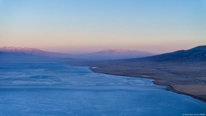 El equipo científico chino realizó las pruebas de su revolucionario sistema lidar en el lago Qinghai (foto), bajo condiciones atmosféricas ideales que permitieron alcanzar la precisión milimétrica desde 101,8 kilómetros de distancia.