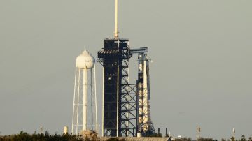 NASA pospone misión que regresaría a dos astronautas varados