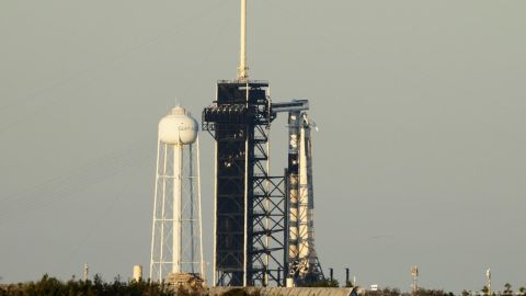 NASA pospone misión que regresaría a dos astronautas varados