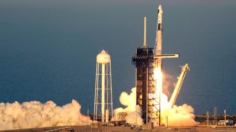 Nave Crew Dragon llega a EEI para relevo de astronautas