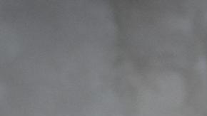 Policías salvadoreños trasladan a presuntos miembros del Tren de Aragua recién llegados al país centroamericano desde Estados Unidos.