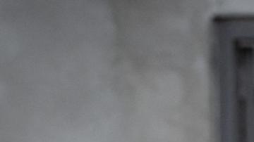 Policías salvadoreños trasladan a presuntos miembros del Tren de Aragua recién llegados al país centroamericano desde Estados Unidos.