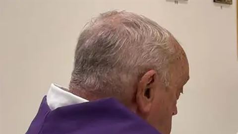 Vaticano divulga la primera imagen del papa en un mes