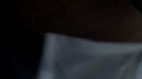 Oficiales de la policía salvadoreña escoltan a presuntos miembros de la pandilla venezolana Tren de Aragua, deportados por Estados Unidos a El Salvador.