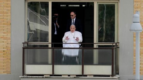 Papa Francisco estuvo muy cerca de morir, según jefe médico