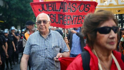 "La mayoría de los jubilados está arañando la línea de pobreza": cómo los adultos mayores se convirtieron en uno de los sectores más perjudicados por las políticas de Javier Milei en Argentina