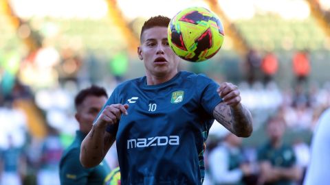 MEX5055. LEÓN (MÉXICO), 01/03/2025.- James Rodríguez de León participa del calentamiento este sábado, previo a un partido del torneo Clausura 2025 de la Liga MX, entre León y Tijuana en el estadio León en Guanajuato (México). EFE/ Luis Ramírez