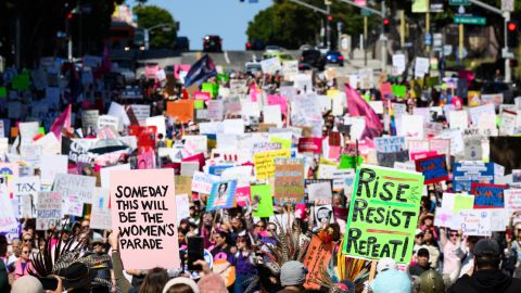 Manifestantes marchan en Los Ángeles para celebrar el 8 de Marzo, Día Internacional de la Mujer.