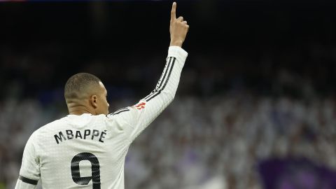 MADRID, 09/03/2025.- El delantero del Real Madrid Kylian Mbappé celebra el primer gol durante el partido de la jornada 27 de LaLiga EA Sports entre el Real Madrid y el Rayo Vallecano este domingo en el Santiago Bernabéu. EFE/Mariscal