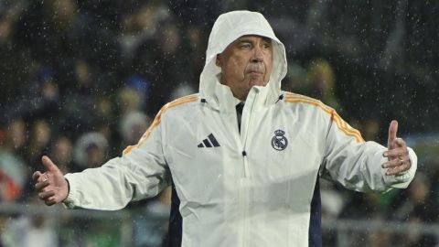 SEVILLA, 01/03/2025.- El entrenador del Real Madrid, Carlo Ancelotti, durante el partido de la jornada 26 de LaLiga EA Sports que Real Betis y Real Madrid han disputado este sábado en el estadio Benito Villamarín, en Sevilla. EFE/Raúl Caro