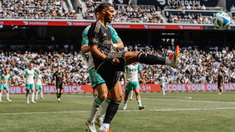AME9685. LOS ÁNGELES (ESTADOS UNIDOS), 16/03/2025.- Fotografía cedida por los Los Angeles FC (LAFC) de Denis Bouanga (c) controlando un balón este sábado, durante un partido por la cuarta jornada de la MLS entre Los Angeles FC y Austin FC en el estadio Banc of California en Los Ángeles (Estados Unidos). Los Angeles FC (LAFC) tropezó en casa contra el Austin y ha perdido sus últimos tres partidos contando todas las competiciones mientras que, por el contrario, los Vancouver Whitecaps extendieron su magnífico arranque en la MLS con cuatro triunfos seguidos. EFE/ Los Angeles Fc SOLO USO EDITORIAL/SOLO DISPONIBLE PARA ILUSTRAR LA NOTICIA QUE ACOMPAÑA (CRÉDITO OBLIGATORIO)