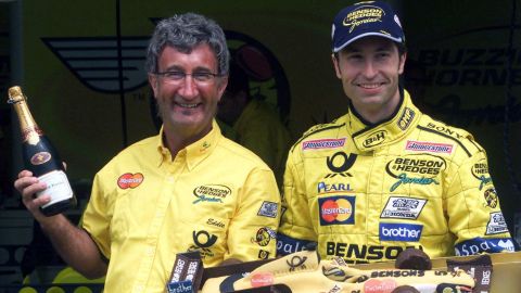 Eddie Jordan (i) posa junto al piloto de Fórmula 1 Heinz-Harald Frentzen en el 2000.