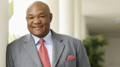 George Foreman posa para un retrato en 2008 en Beverly Hills. El legendario boxeador, filántropo y empresario falleció el 21 de marzo a los 76 años.