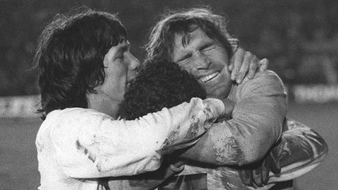 Hugo Gatti (d) celebra con sus compañeros de Boca Jrs. la obtención de la Copa Libertadores de 1977.