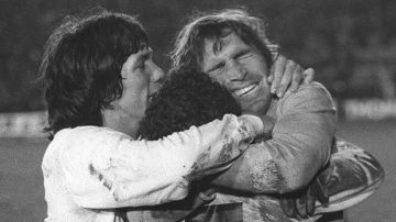 Hugo Gatti (d) celebra con sus compañeros de Boca Jrs. la obtención de la Copa Libertadores de 1977.