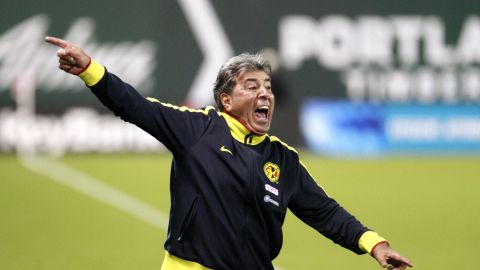 Club América, head coach Carlos Reinoso shouts to his team in the second half during their soccer game with the Portland Timbers Thursday, July 7, 2011, in Portland, Ore. Club America defeated the Timbers 1-0. (AP Photo/Rick Bowmer)