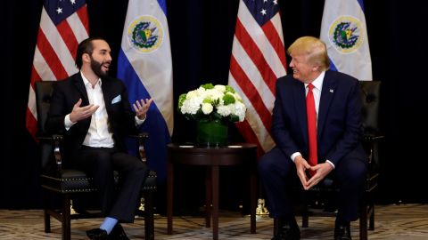 Los gobiernos de Nayib Bukele y Donald Trump hicieron un acuerdo para encerrar en El Salvador a inmigrantes detenidos en EE.UU.