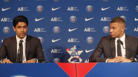 Mbappé junto al presidente del PSG.