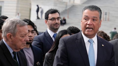 Los senadores Dick Durbin (izq.) y Alex Padilla (der.).