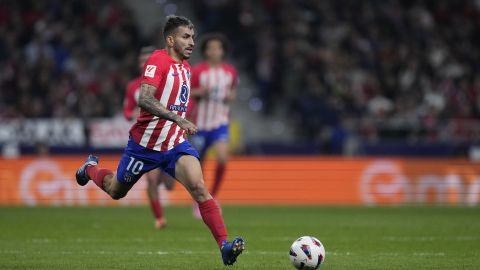 Atletico Madrid's Angel Correa runs with the ball during the La Liga soccer match between Atletico Madrid and Barcelona at the Metropolitano stadium in Madrid, Spain, Sunday, March 17, 2024. (AP Photo/Bernat Armangue)