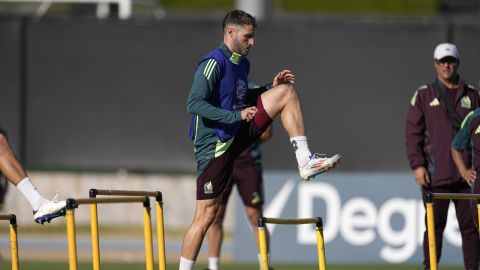 Mexico's Santiago Giménez warms up during practice Tuesday, June 25, 2024, in Los Angeles ahead of the team's Copa América soccer match against Venezuela on Wednesday. (AP Photo/Mark J. Terrill)