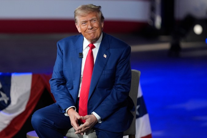 Trump prevé “periodo de transición” en economía de EE.UU. y no descarta una posible recesión