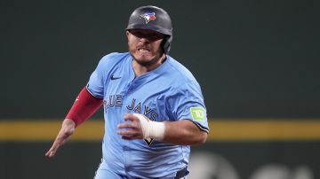 Toronto Blue Jays' Alejandro Kirk advances to third on a double by Spencer Horwitz in the fifth inning of a baseball game against the Texas Rangers in Arlington, Texas, Wednesday, Sept. 18, 2024. (AP Photo/Tony Gutierrez)