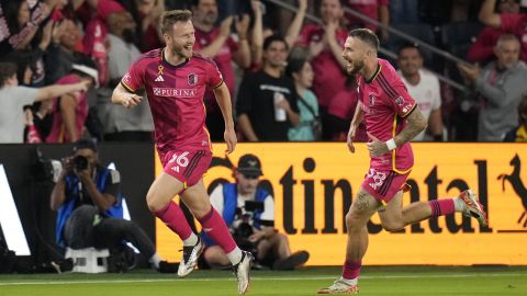 Cedric Teuchert (1), autor del primer gol al Galaxy, en festejo con su compañero Jannes Horn (d).