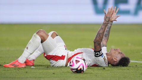 El capitán de Perú, Paolo Guerrero, se lamenta tras una jugada.