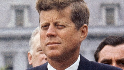 En la foto de archivo, el presidente John F. Kennedy escucha mientras la Gran Duquesa Carlota de Luxemburgo habla fuera de la Casa Blanca, el 30 de abril de 1963, en Washington.