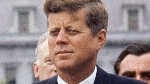 En la foto de archivo, el presidente John F. Kennedy escucha mientras la Gran Duquesa Carlota de Luxemburgo habla fuera de la Casa Blanca, el 30 de abril de 1963, en Washington.