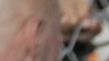 Liam Lawson (i) y Yuki Tsunoda (d) intercambiarían lugares en las escuderías de Red Bull.