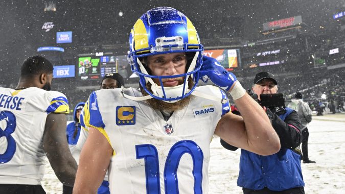 El receptor abierto Cooper Kupp se retira de la cancha tras su juego final como miembro de Los Angeles Rams el 19 de enero de 2025 en Philadelphia. El equipo anunció su salida tras ocho temporadas.