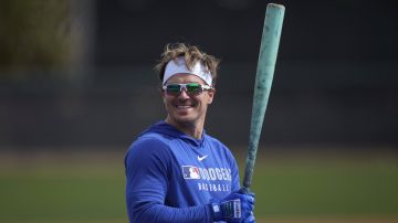 Los Angeles Dodgers' Kiké Hernández smiles during batting practice during a baseball spring training workout, Thursday, Feb. 13, 2025, in Phoenix. (AP Photo/Matt York)